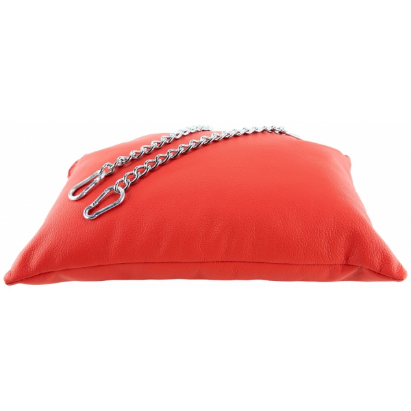 Coussin en cuir rouge 23 x 32cm + 2 chaines de 20cm + 4 mousquetons