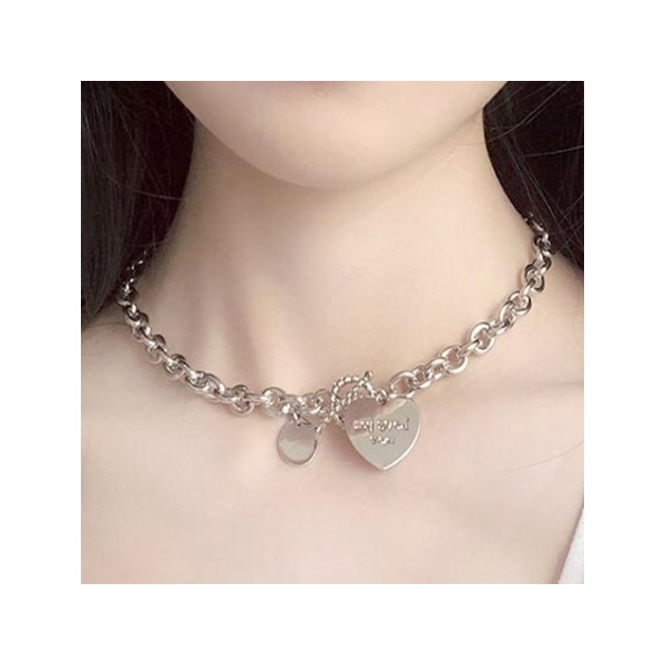 Collar de acero con forma de corazón