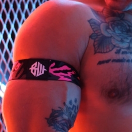 Breedwell Neo Camo Zwart-Roze Neon Armbanden