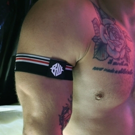 LOCKER ROOM ARMBAND Black